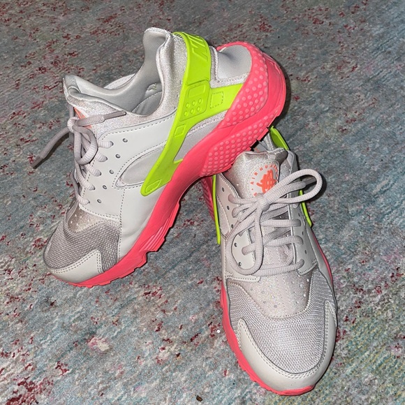 Women’s Nike Huarache Desert Sand Volt-Hot Punch (W) - Size 9 - Picture 1 of 9